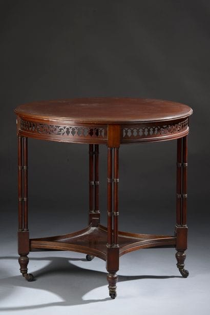 Table en acajou, le plateau circulaire à...