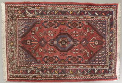 Quatre tapis en laine polychrome.
Dans le...