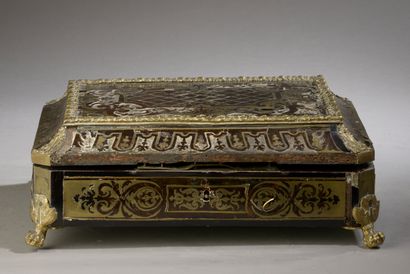 Coffret en acajou à décor de marqueterie...