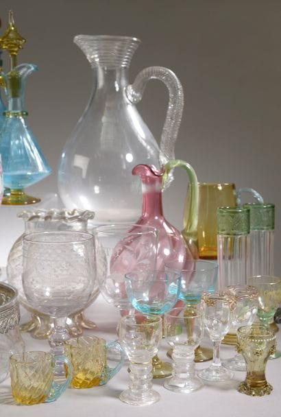 Petite collection de verrerie en verre émaillé,...