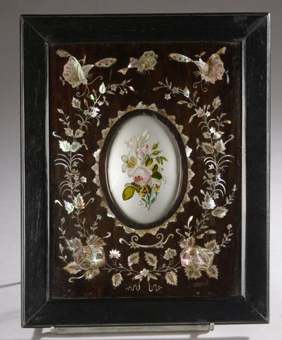 Ensemble d'objets : 
- une plaque bombée...