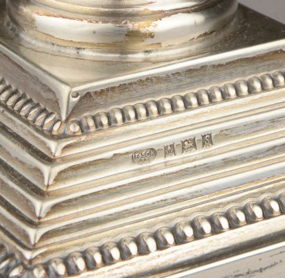 Paire de bougeoirs de table en argent lesté...