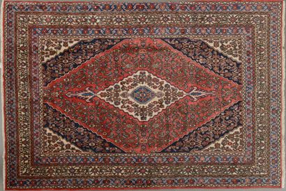 Important tapis rectangulaire en laine polychrome...