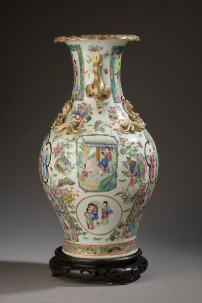 CHINA, Canton - 19th century.

A baluster...