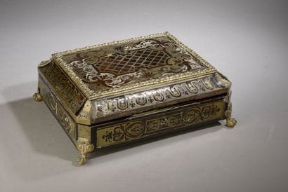 Coffret en acajou à décor de marqueterie...
