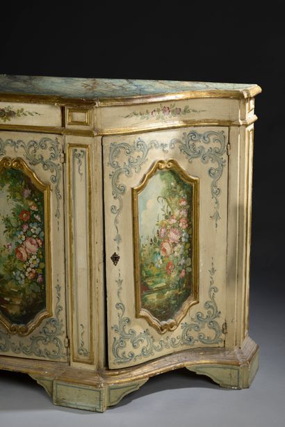 Enfilade à hauteur d'appui en bois mouluré,...