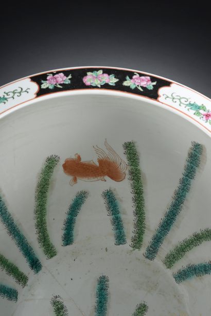 CHINE - XXe siècle. 
Aquarium en porcelaine...