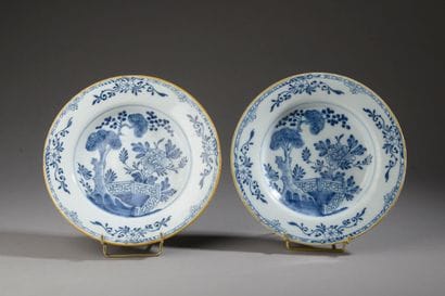 DELFT - XVIIIe siècle. 
Deux assiettes creuses...