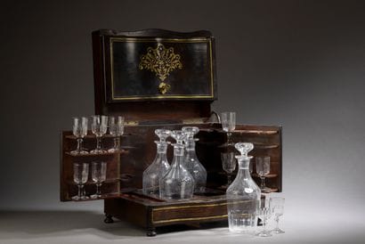 Cave à liqueur en placage d'acajou à décor...