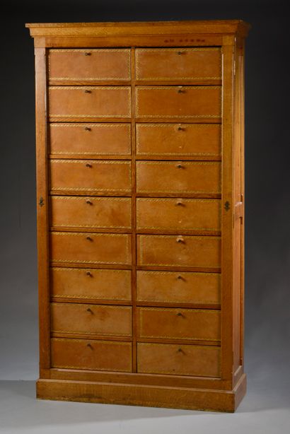 Meuble cartonnier en chêne mouluré, à dix-huit...