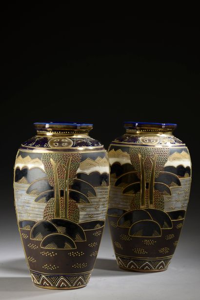 JAPON, Satsuma - XXe siècle. 
Paire de vases...
