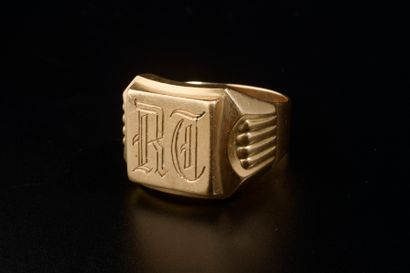 Bague chevalière en or jaune gravé RT. 
Poids...