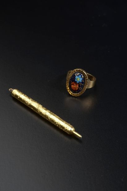 Bague en or jaune (?), le chaton serti d'une...