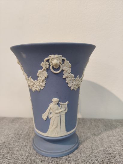 WEDGWOOD
Coupe cornet en biscuit à fond bleu...