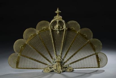 Pare-étincelles en laiton à décor de mascaron,...