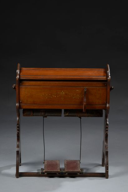 Harmonium en acajou mouluré, à décor de motifs...