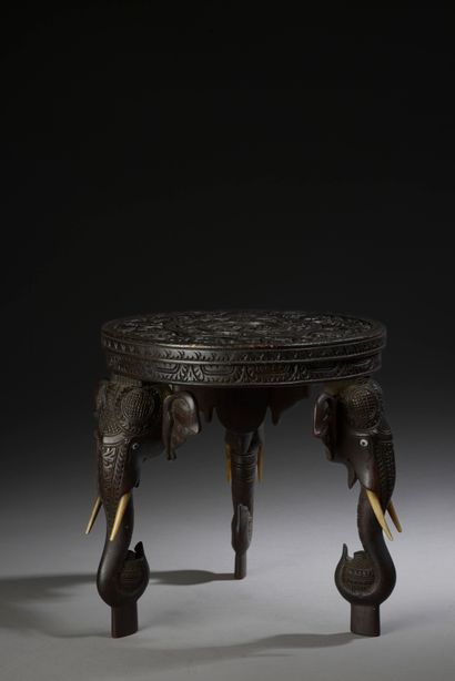 INDE (?) - XXe siècle.
Tabouret en bois sculpté,...