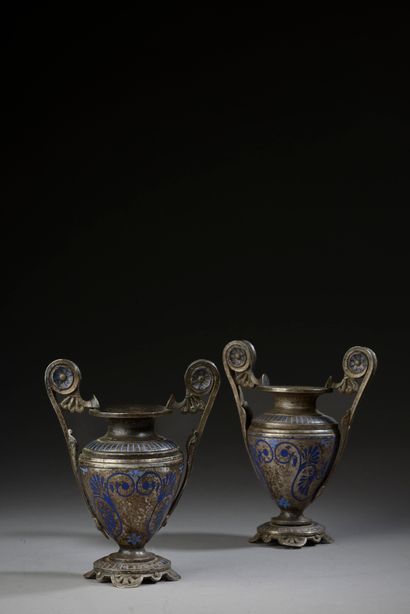 Paire de petits vases en bronze argenté à...