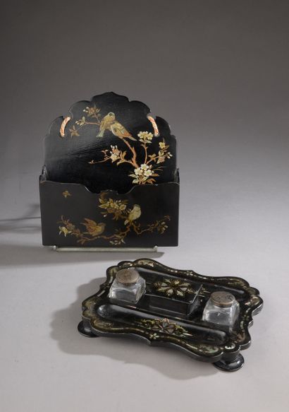 Ensemble d'objets : 
- une plaque bombée...