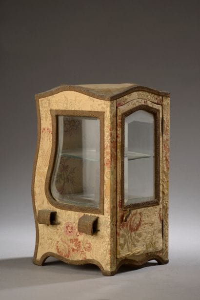 Vitrine affectant la forme d'une chaise à...