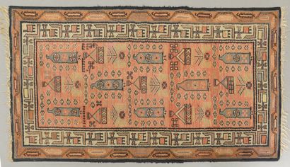 Quatre tapis en laine polychrome.
Dans le...