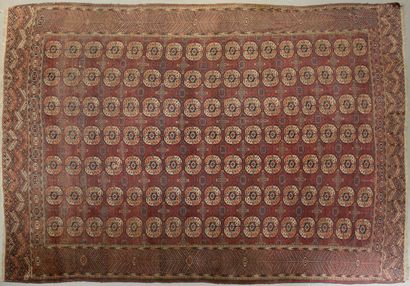 Quatre tapis en laine polychrome.
Dans le...