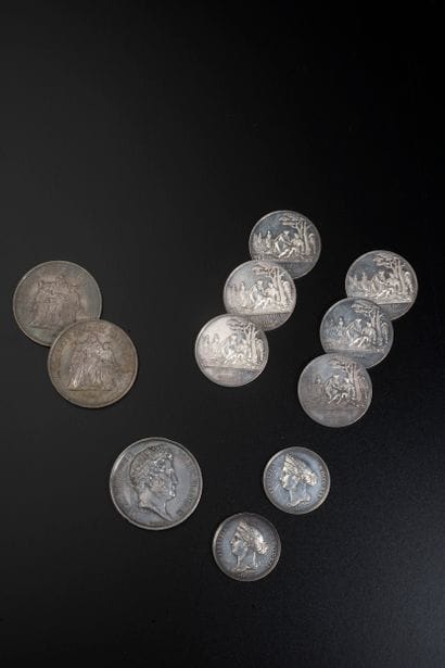 Ensemble de neuf jetons de présence en argent.
Poids...