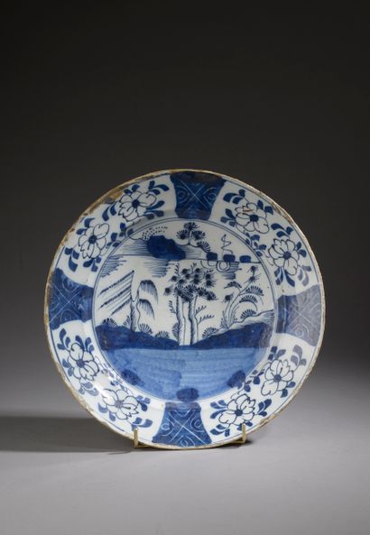 DELFT - XVIIIe siècle. 
Plat circulaire en...