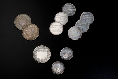 Ensemble de neuf jetons de présence en argent.
Poids...
