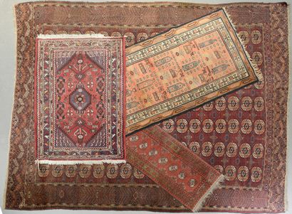 Quatre tapis en laine polychrome.
Dans le...