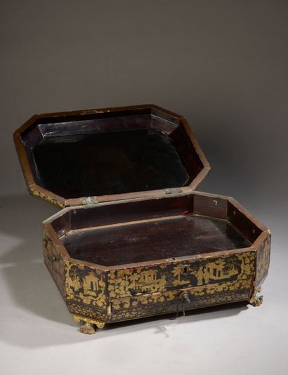CHINA - 19th century. 

Canton lacquer box...
