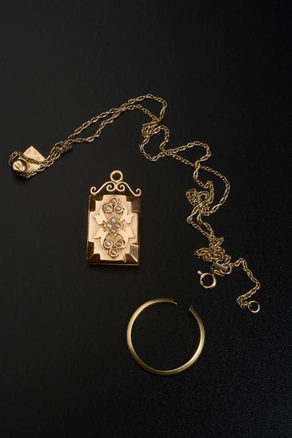Débris d'or : 
- cercle de montre
- porte-photos
-...