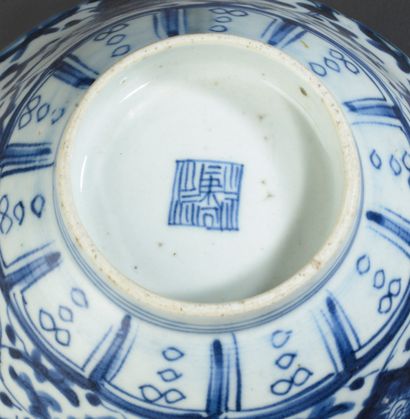 CHINE - XIXe siècle. 
Coupe en porcelaine...