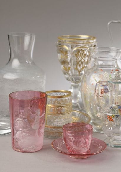 Petite collection de verrerie en verre émaillé,...