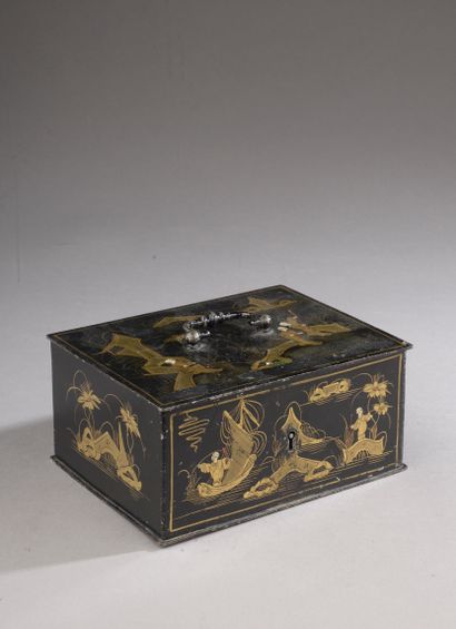 Coffret en fonte laquée noir et rehauts dorés...
