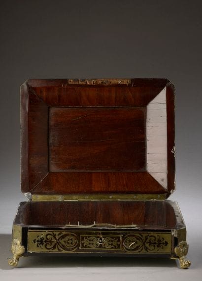 Coffret en acajou à décor de marqueterie...