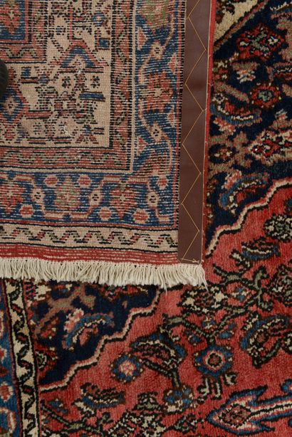 Important tapis rectangulaire en laine polychrome...