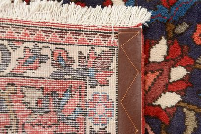 Important tapis rectangulaire en laine polychrome...