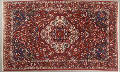 Important tapis rectangulaire en laine polychrome...
