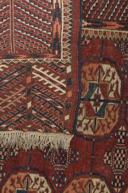 Quatre tapis en laine polychrome.
Dans le...