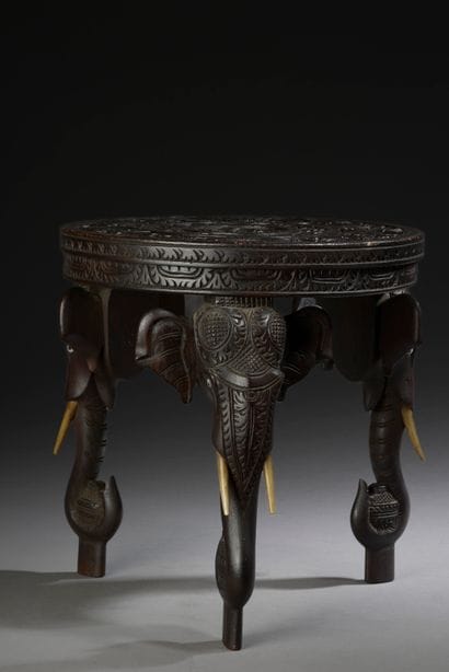 INDE (?) - XXe siècle.
Tabouret en bois sculpté,...