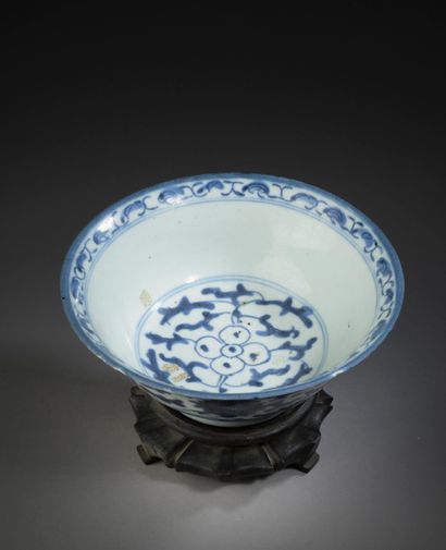 CHINE - XIXe siècle. 
Coupe en porcelaine...