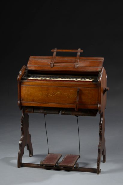 Harmonium en acajou mouluré, à décor de motifs...