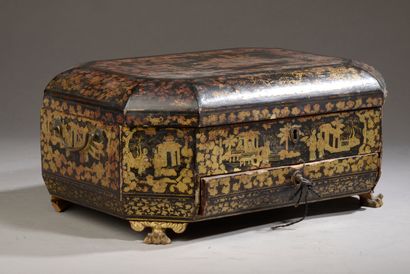 CHINA - 19th century. 

Canton lacquer box...