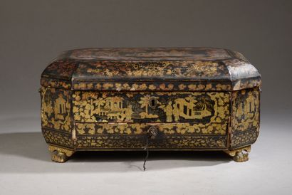 CHINA - 19th century. 

Canton lacquer box...