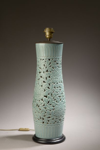 CHINE - XXe siècle.
Vase monté en lampe (avec...