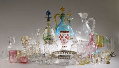 Petite collection de verrerie en verre émaillé,...
