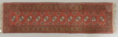 Quatre tapis en laine polychrome.
Dans le...
