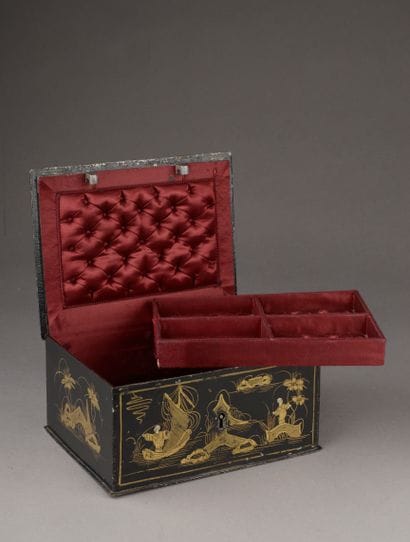 Coffret en fonte laquée noir et rehauts dorés...