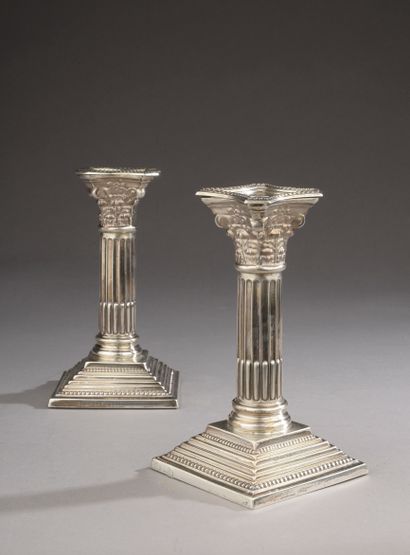 Paire de bougeoirs de table en argent lesté...